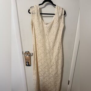 Chic Lace Sleeveless Dress in Cream